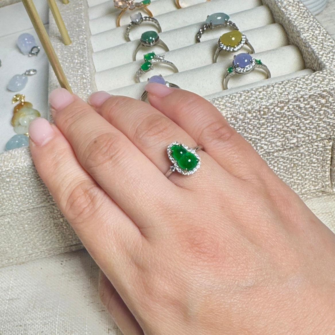 Vivid Green Hulu Calabash Jadeite Ring
