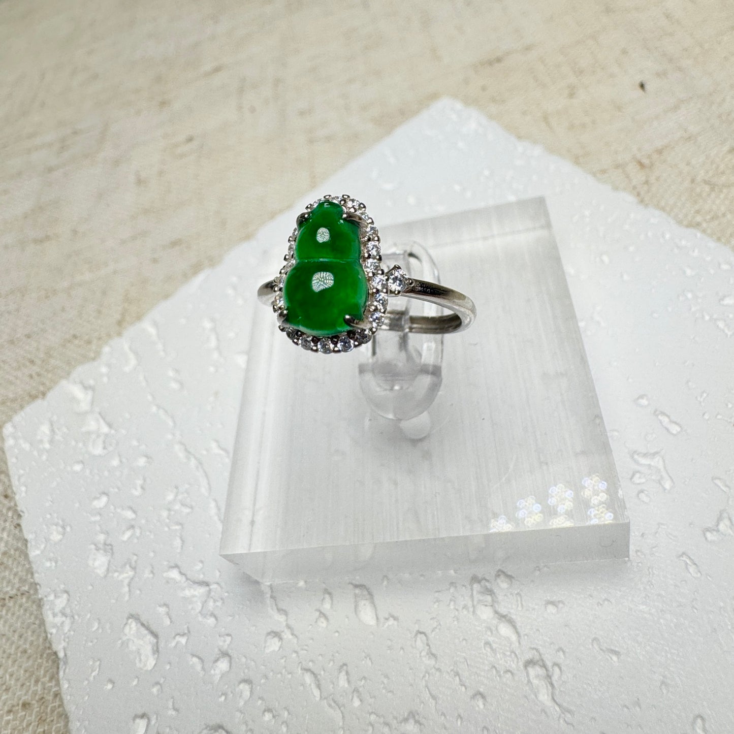 Vivid Green Hulu Calabash Jadeite Ring