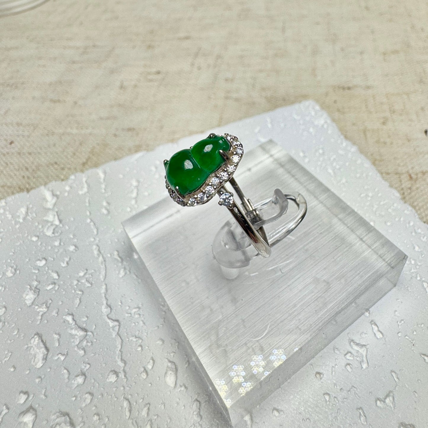 Vivid Green Hulu Calabash Jadeite Ring