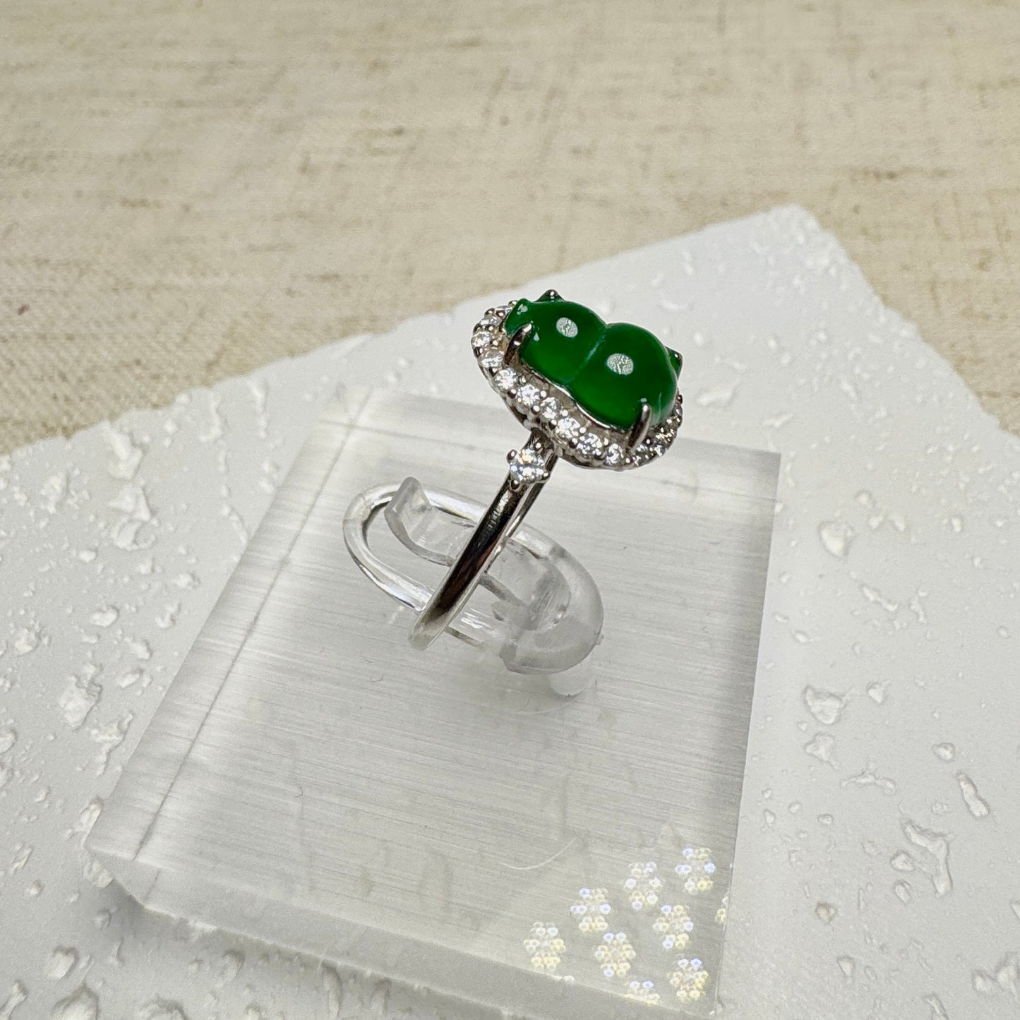 Vivid Green Hulu Calabash Jadeite Ring